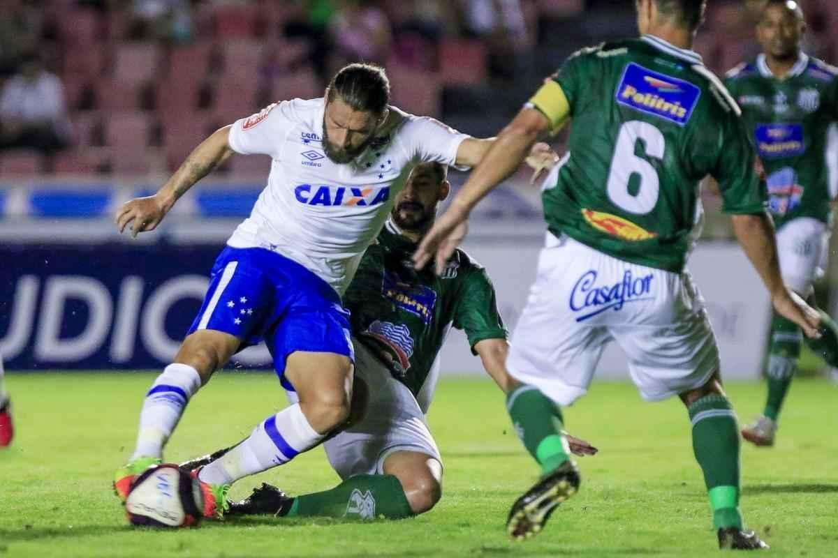 Imagens do jogo entre Uberlndia e Cruzeiro, no Parque do Sabi, pelo Campeonato Mineiro