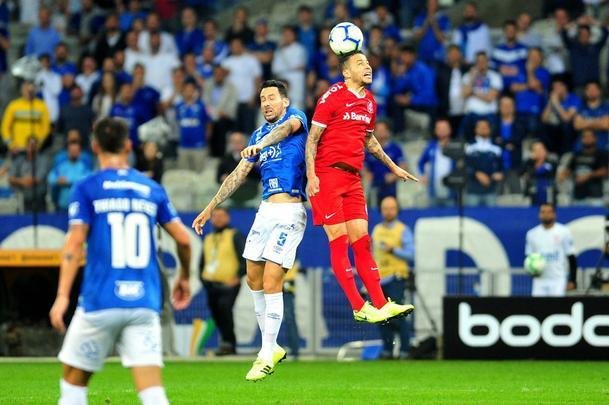Fotos do primeiro tempo do duelo entre Cruzeiro e Internacional, no Mineiro, pela semifinal da Copa do Brasil