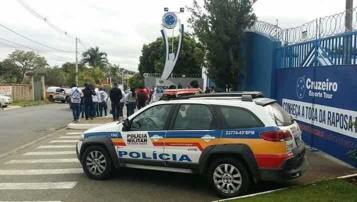 Protesto de torcedores do Cruzeiro na Toca da Raposa II