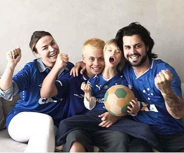 Guitarrista da banda Jota Quest, Marco Túlio é cruzeirense fanático e faz questão de demonstrar esse amor nas redes sociais.