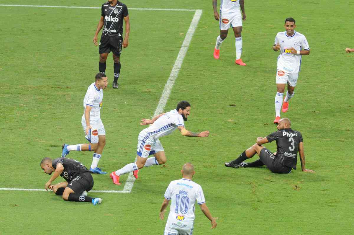 Fotos da comemorao de Arthur Caike ao marcar o segundo gol do Cruzeiro sobre a Ponte Preta