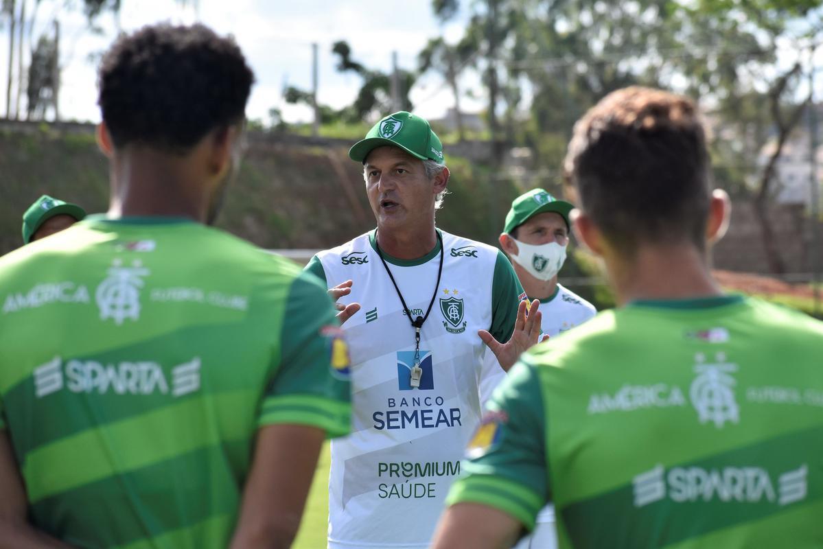O América treinou na tarde desta segunda-feira (23), no CT Lanna Drumond, em Belo Horizonte. A atividade visou o confronto contra o Juventude, às 21h30 desta terça-feira (24), no Independência. A partida é válida pela 23ª rodada da Série B do Campeonato Brasileiro.