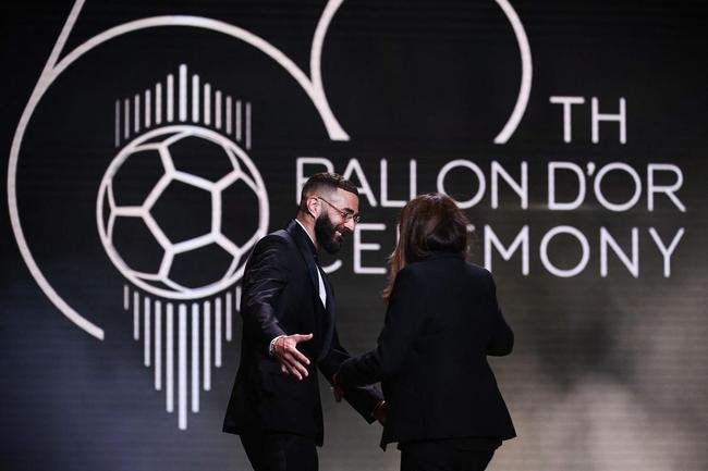 Karim Benzema recebe prmio Bola de Ouro, da Revista France Football, como melhor do mundo na temporada 2021/22. 