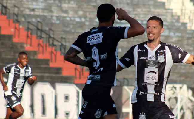 Bruno Moraes comemora o gol da vitória do Leão sobre a URT