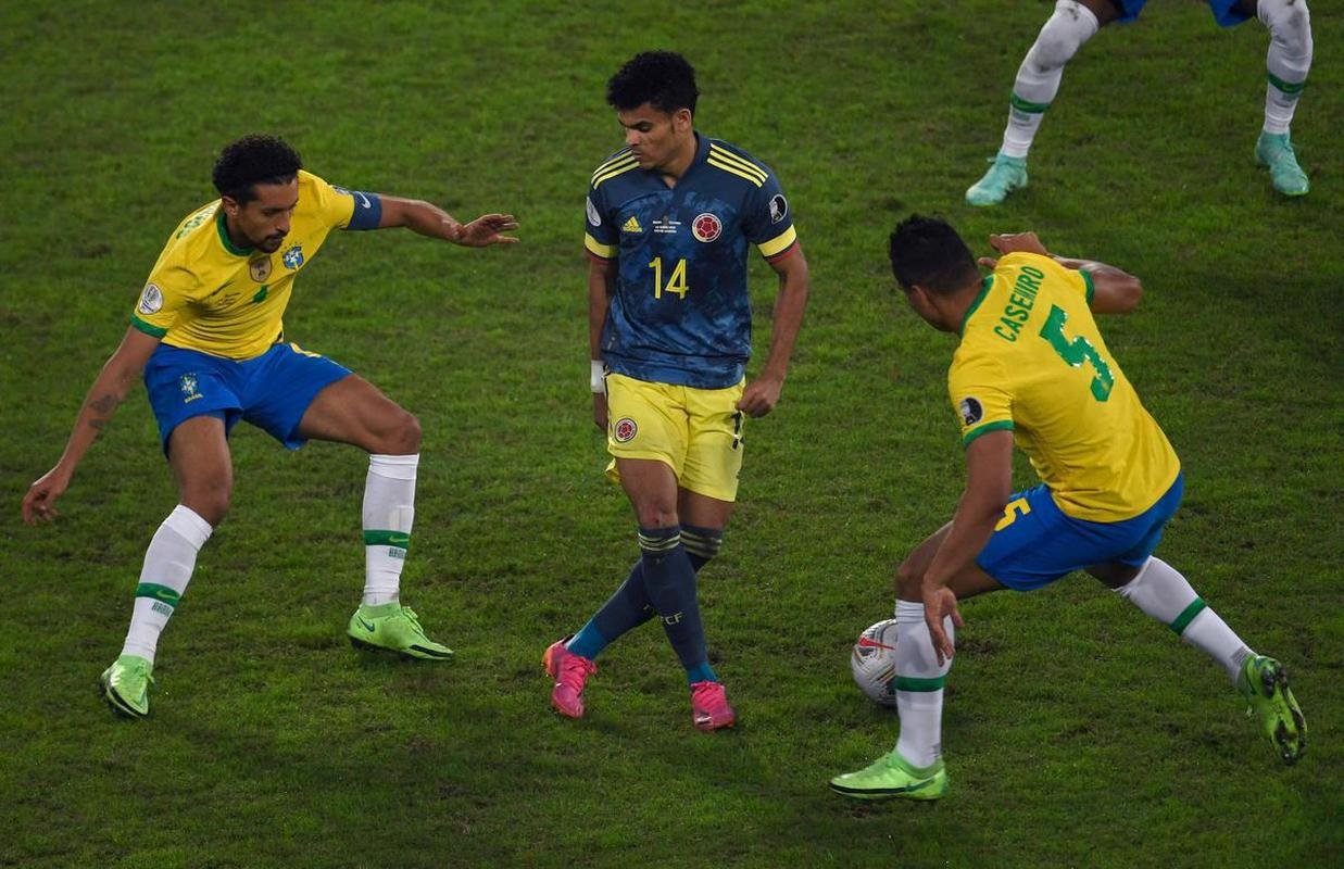Brasil e Colmbia se enfrentaram no Estdio Nilton Santos, pelo Grupo B da Copa Amrica