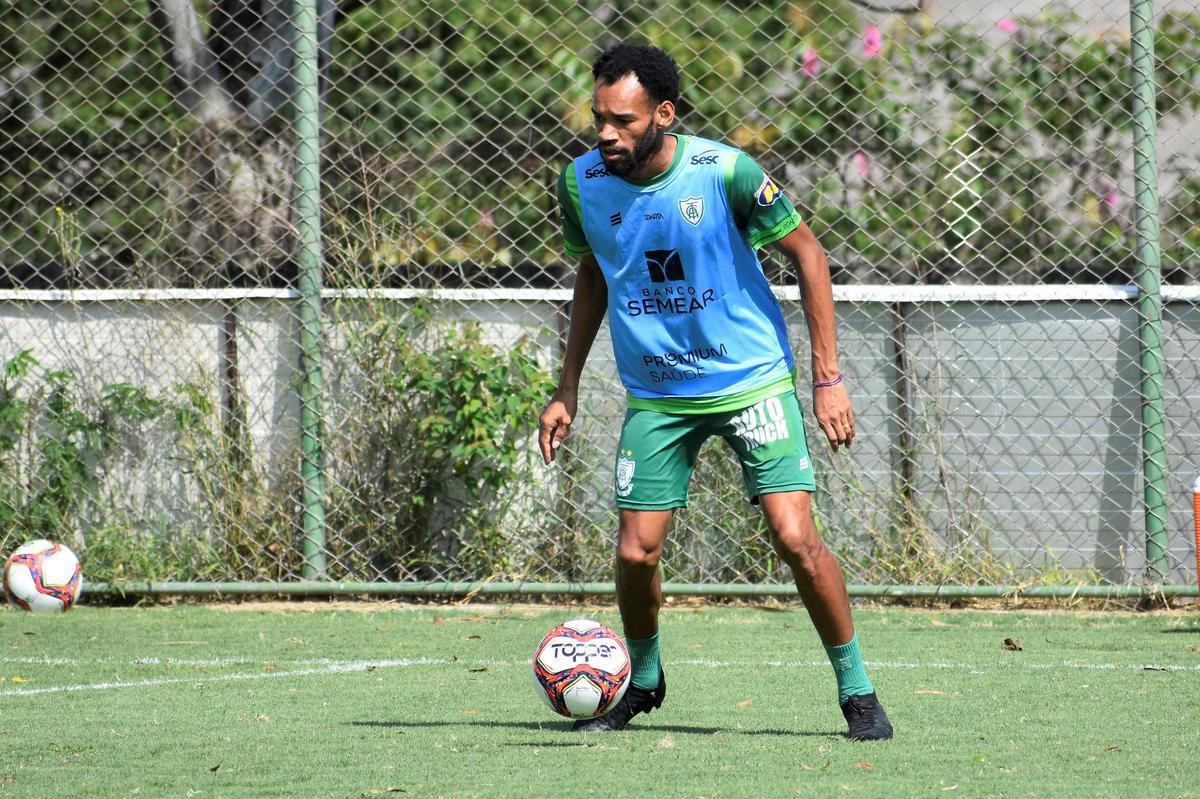 O Amrica segue com treinamentos intensivos voltados para a disputa do Campeonato Mineiro. No prximo sbado (27), o Coelho estreia no estadual diante do Boa Esporte, s 19h. A partida ser realizada no Independncia, em Belo Horizonte. A tendncia  que, neste primeiro compromisso, o tcnico Lisca utilize jogadores que tiveram menor minutagem na temporada 2020/21, alm de nomes promissores das categorias de base do clube.