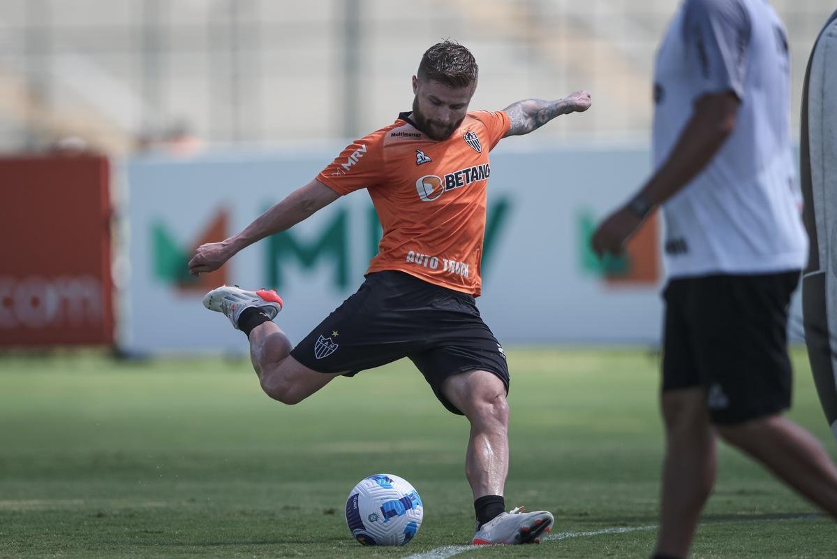 Fotos do primeiro treino de Junior Alonso no retorno ao Atltico