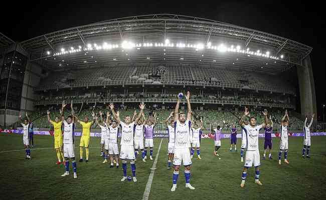 Jogadores do Cruzeiro agradecem apoio da torcida aps mais uma vitria no Campeonato Brasileiro