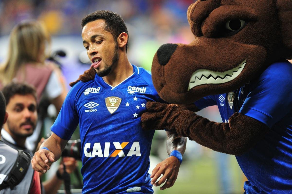 Rafinha entrou na etapa final, 'voou em campo' e marcou os dois gols que fecharam a vitria