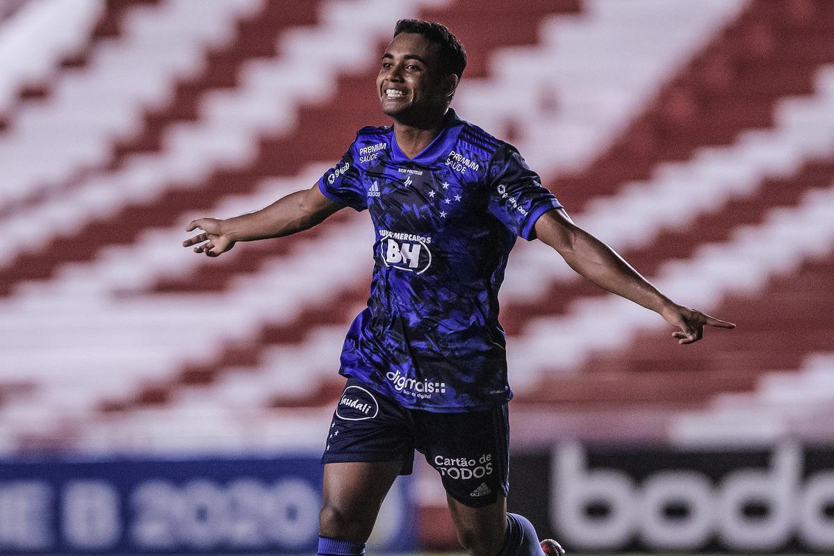 Cruzeiro e Náutico empataram por 1 a 1, em 25 de outubro, no estádio dos Aflitos, no Recife (PE), pela 18ª rodada da Série B. O gol foi marcado de cabeça pelo atacante Airton.