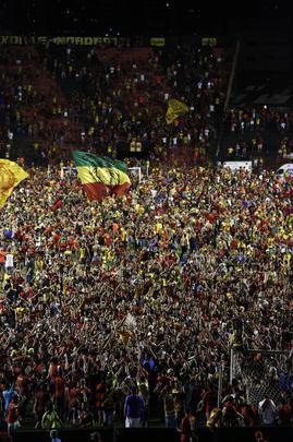 Com a conquista do acesso, a torcida do Sport extravasou e fez a festa no gramado da Ilha do Retiro