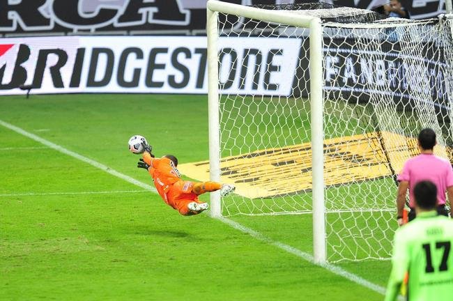 Goleiro Everson, do Atltico, foi heri na deciso por pnaltis contra o Boca Juniors ao defender duas cobranas e ao marcar o gol da classificao: 3 a 1 nas batidas alternadas aps 0 a 0 no tempo normal, no Mineiro.