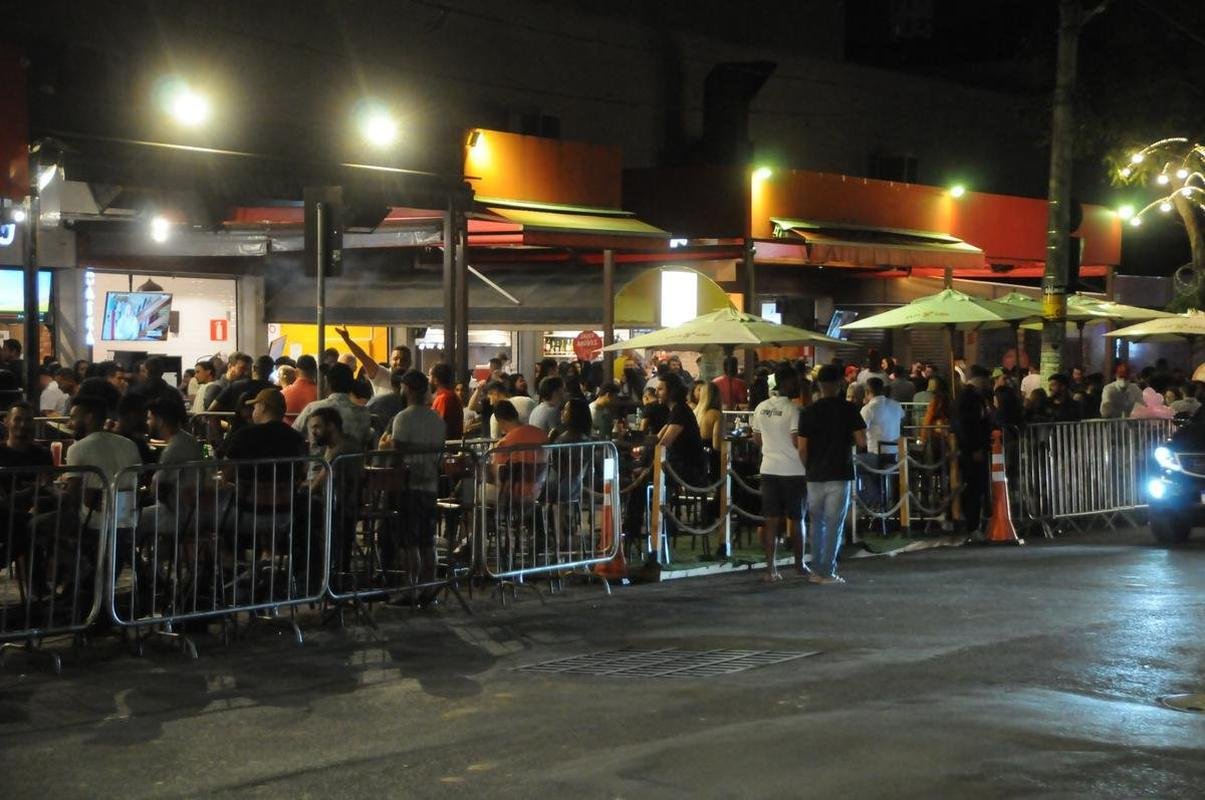 Torcedores do Cruzeiro acompanham jogo com o Confiana pela TV em bares de Belo Horizonte