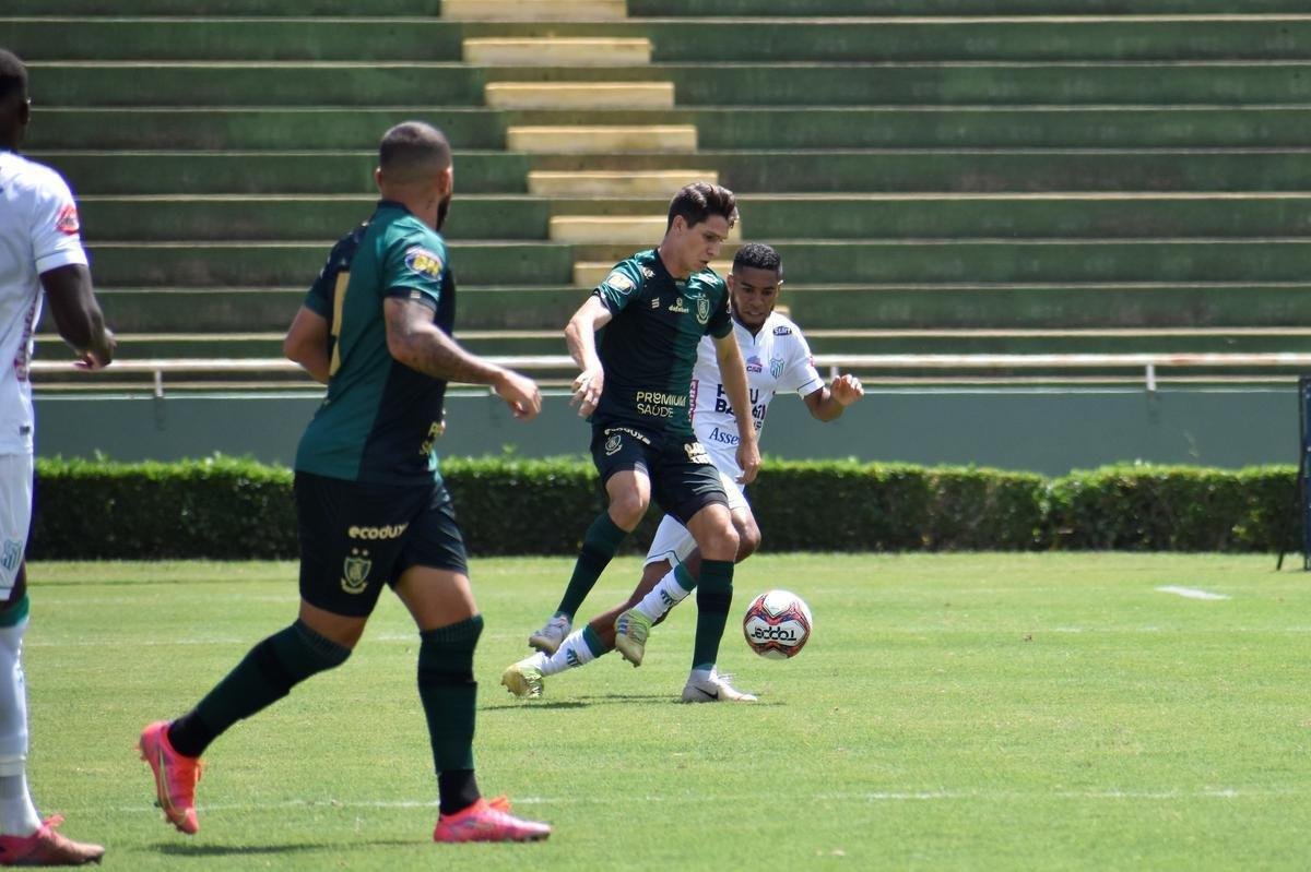 Uberlândia e América se enfrentaram nesta quinta-feira (1), em partida válida pela 6ª rodada do Campeonato Mineiro. Sob forte calor, as equipes duelaram no Parque do Sabiá, em Uberlândia, no Triângulo Mineiro.