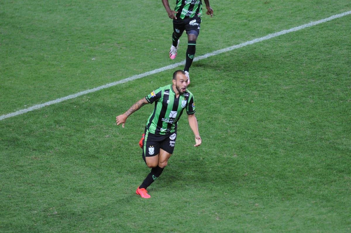 Fotos do duelo entre Amrica e Ferroviria, no Independncia, em BH, pela terceira fase da Copa do Brasil
