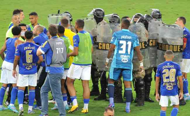 Jogadores do Cruzeiro protestaram muito ao final do clssico contra a arbitragem de Igor Jnio Benevenuto