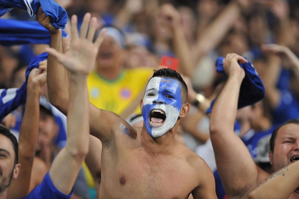 Torcida cruzeirense compareceu em bom nmero e empurrou time para vitria diante da La U