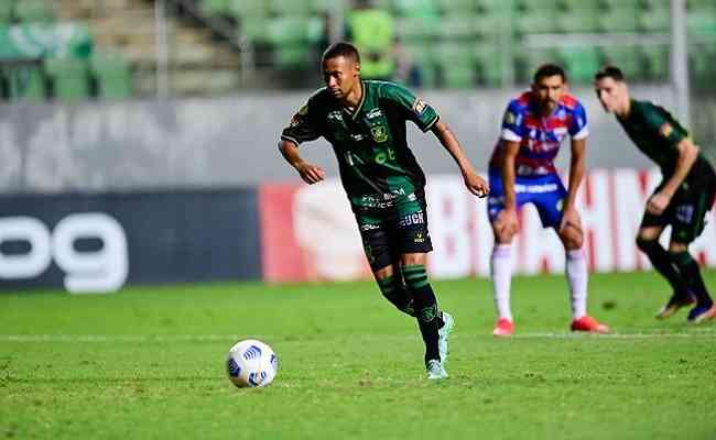 Ademir converteu pnalti contra o Fortaleza e chegou a nove gols na temporada 