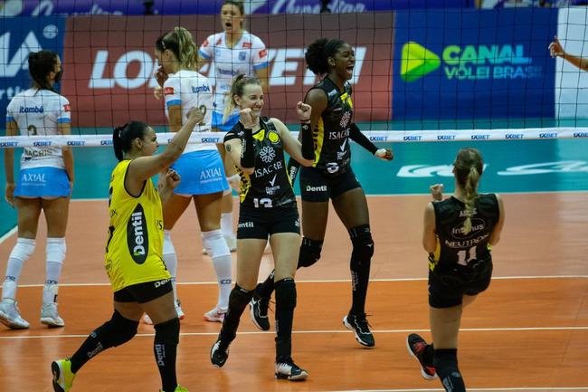 Minas venceu por 3 sets a 1 e saiu na frente do Praia na deciso da Superliga