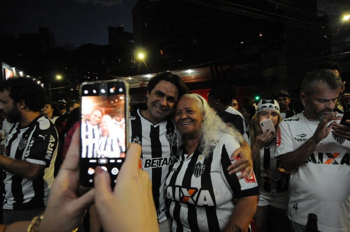 Atleticanos no Bar do Salomo, em BH, durante jogo contra o Bahia. Depois da vitria por 3 a 2 houve muita festa pelo ttulo brasileiro