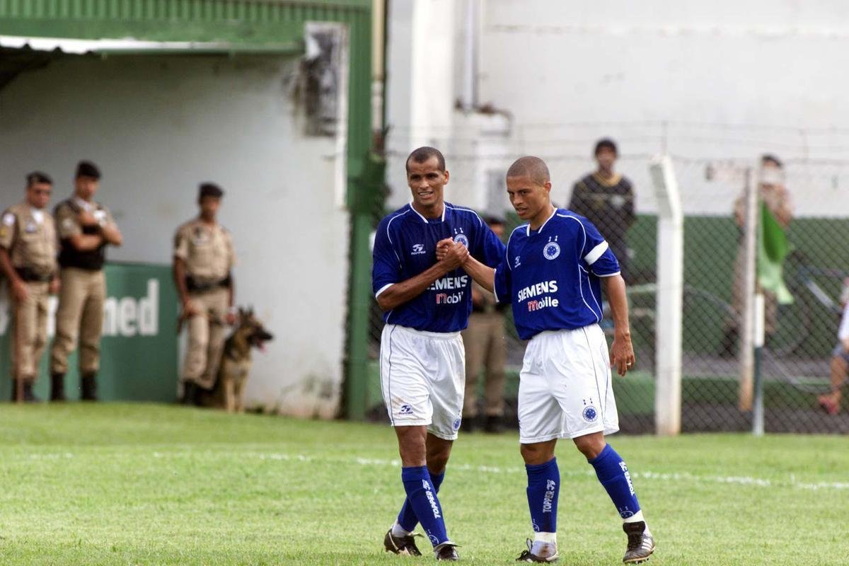 Astro internacional, Rivaldo teve passagem-relmpago pelo Cruzeiro em 2004. O craque chegou ao clube por indicao do Vanderlei Luxemburgo e acabou pedindo resciso do vnculo quando o tcnico deixou o clube devido a um desentendimento com os irmos Alvimar de Oliveira Costa e Zez Perrella, presidente e vice de futebol. Foram 11 jogos e dois gols marcados. Rivaldo no vestiu a 10, mas  um 'tpico 10' da histria celeste.
