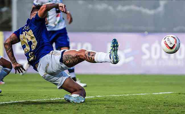 Imagem do gol de Edu pelo Cruzeiro na vitória por 3 a 0 sobre a URT, no Independência, pelo Campeonato Mineiro