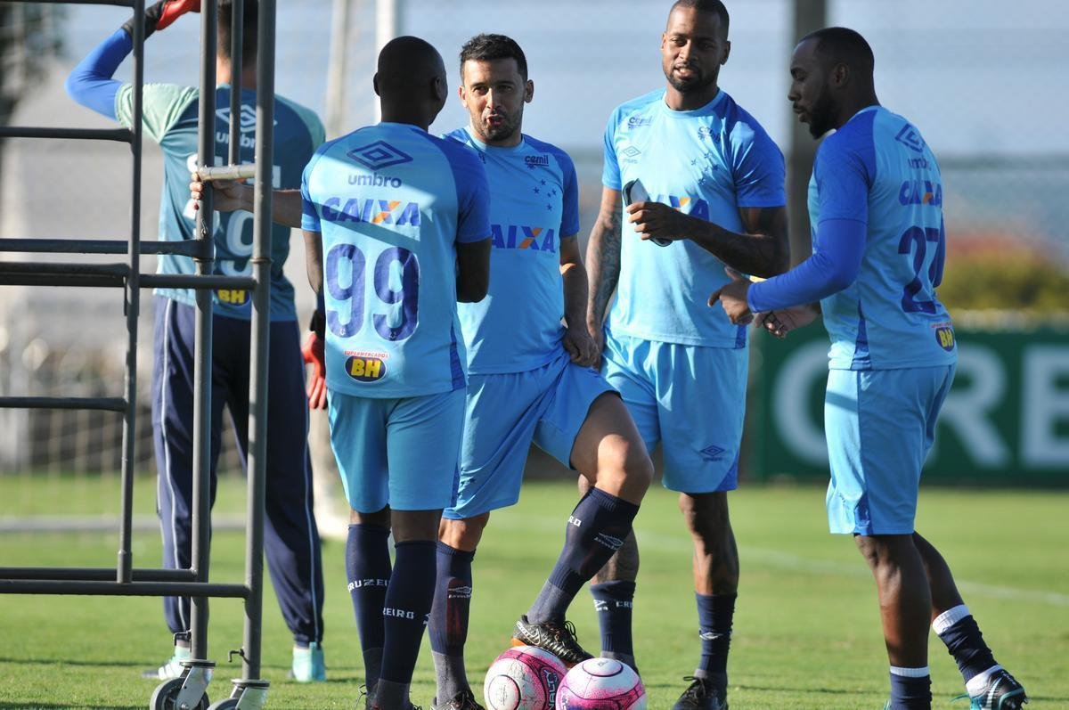 Jogadores do Cruzeiro durante treino desta sexta-feira na Toca da Raposa II