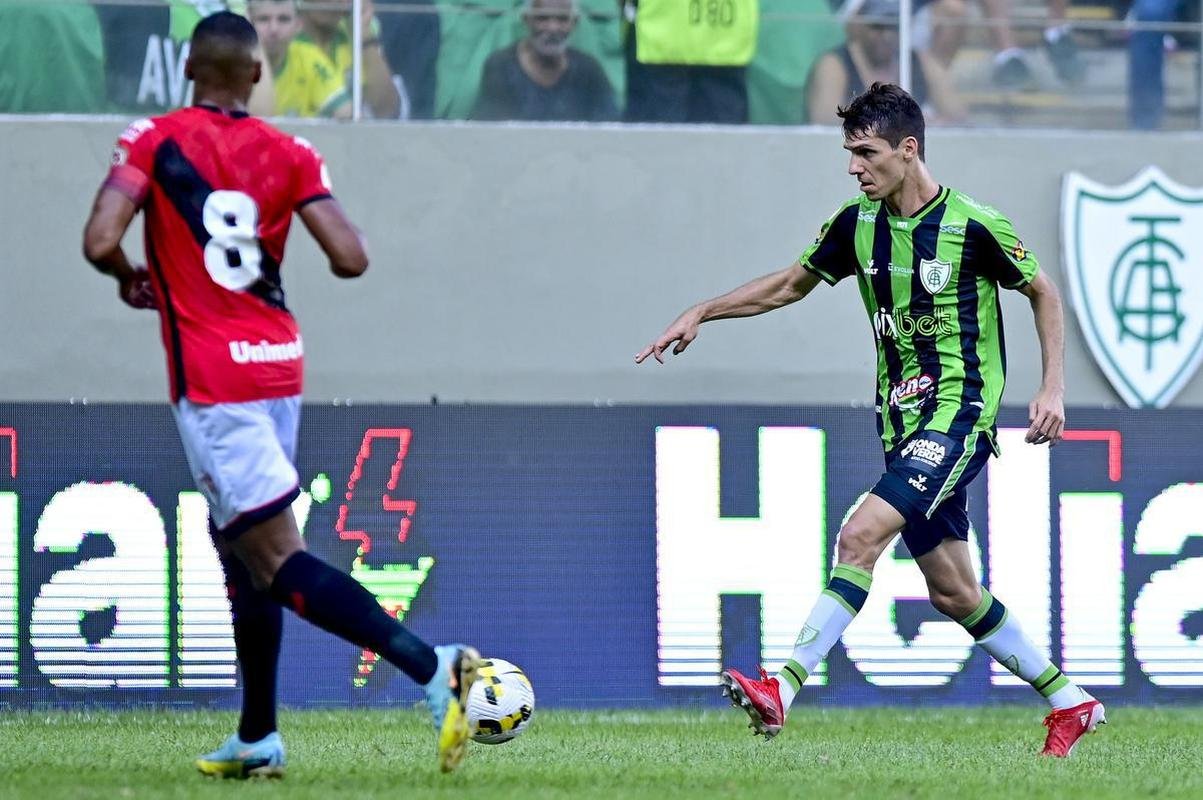 As fotos do duelo decisivo entre Amrica e Atltico, neste domingo (13/11), no Independncia, em Belo Horizonte. Partida foi vlida pela 38 rodada da Srie A do Campeonato Brasileiro.