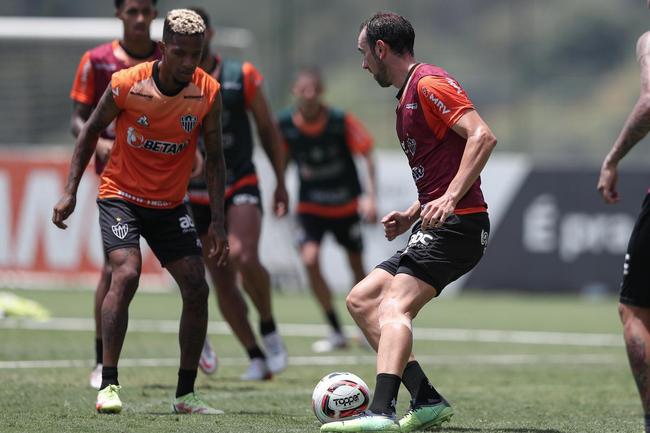 Com seriedade, mas tambm descontrao, o Atltico treinou sob sol forte na manh desta sexta-feira (21), na Cidade do Galo, em Vespasiano. Este foi o quinto dia de pr-temporada para o clube mineiro em 2022, sob o comando do tcnico argentino Antonio 'El Turco' Mohamed. Novas baixas, o volante Allan e o atacante Keno testaram positivo para COVID-19 e no participaram das atividades (ambos cumprem perodo de sete dias de isolamento social).