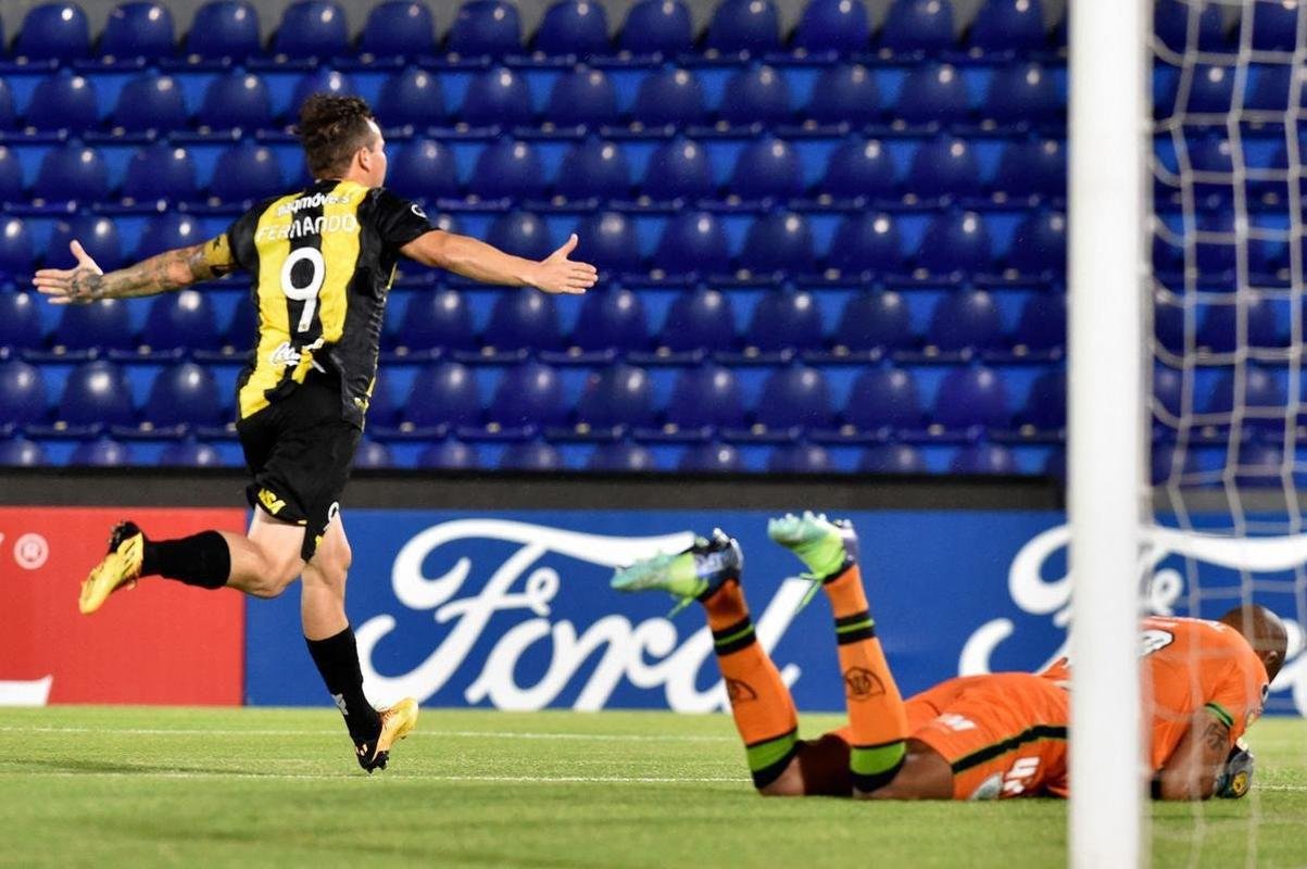 Fernando Fernndez, de pnalti, abriu o placar para o Guaran sobre o Amrica no Defensores del Chaco. Em cobrana de pnalti, ele marcou 1 a 0