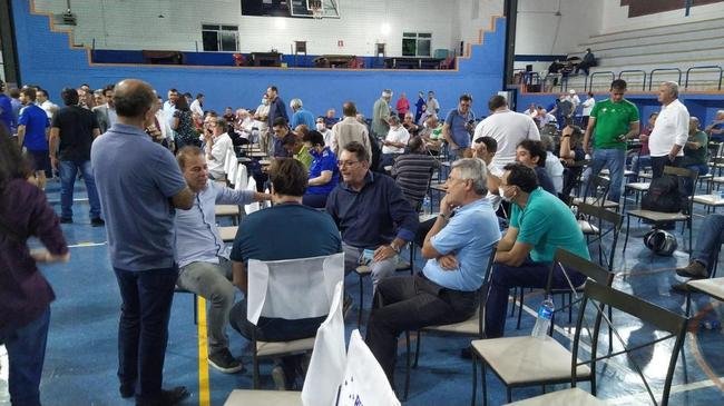 Ronaldo compareceu  votao da venda da SAF do Cruzeiro no Barro Preto e foi muito assediado por conselheiros do clube