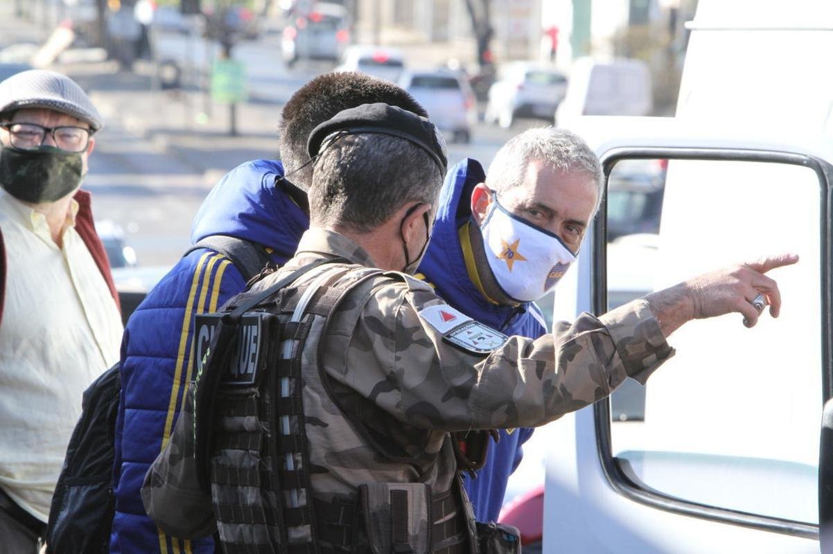 A delegao do Boca Juniors foi liberada da Central de Flagrantes 4  (CEFLAN 4) da Polcia Civil, no bairro Alpio de Melo, regio Noroeste de Belo Horizonte, por volta das 12h desta quarta-feira. Jogadores e membros da comisso tcnica da equipe argentina ficaram na delegacia por cerca de 12 horas para esclarecimentos sobre a confuso no Mineiro aps a eliminao diante do Atltico, nos pnaltis, pelas oitavas de final da Copa Libertadores da Amrica.
