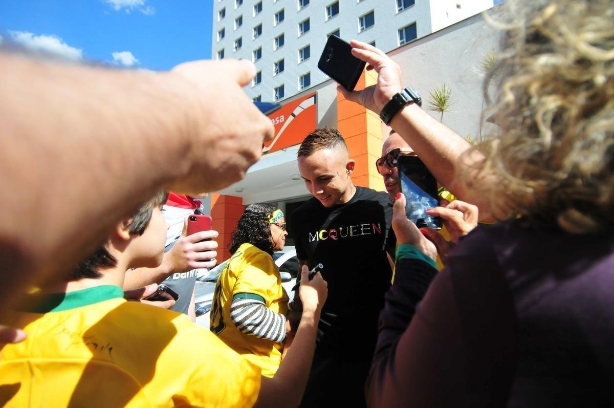 Depois de derrotar a Argentina por 2 a 0 no Mineiro e garantir vaga na final da Copa Amrica, jogadores da Seleo Brasileira ganharam folga em Belo Horizonte e foram tietados por torcedores na porta do hotel Ouro Minas. Na foto, o atacante Everton Cebolinha, do Grmio