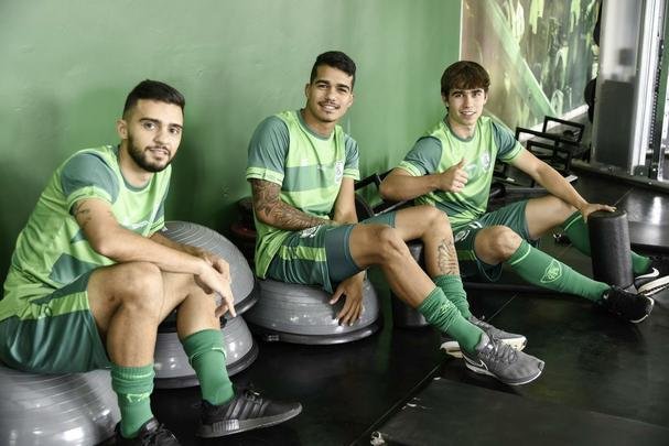 O América se reapresentou nesta quinta-feira para a próxima temporada. Além de já contar com os reforços, o Coelho mostrou o novo uniforme de treino, da Sparta, marca-própria do clube