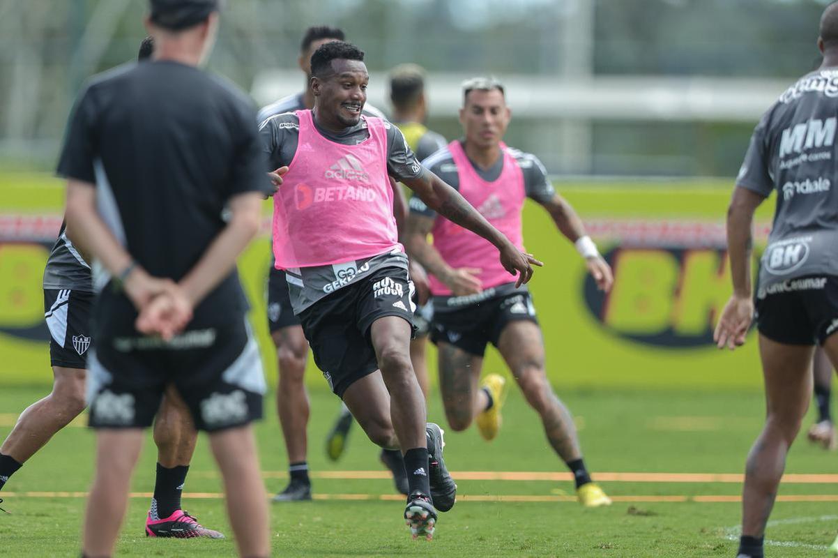 Pavon est liberado pelo departamento mdico e retornou aos treinos com o grupo do Atltico