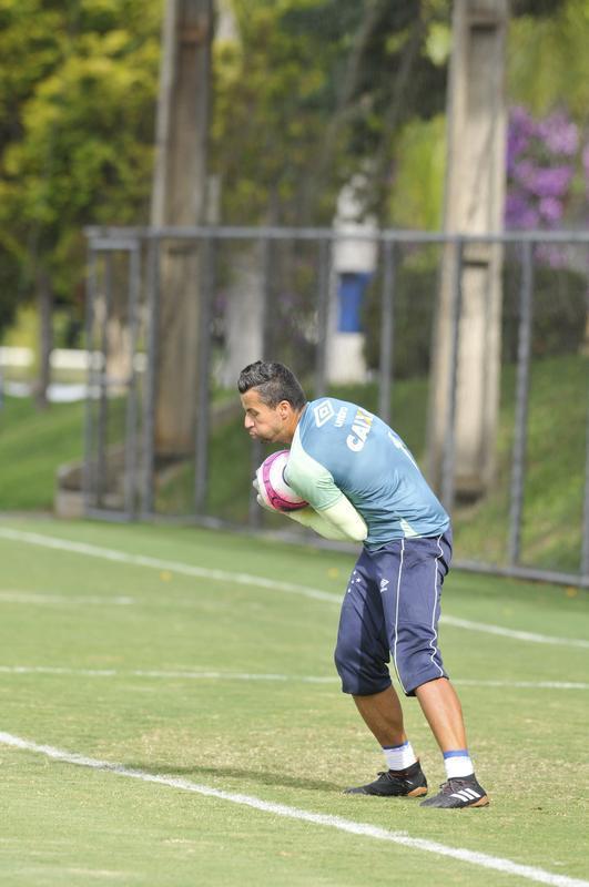 Mano Menezes montou Cruzeiro que deve encarar o Villa Nova no sbado e promoveu trs mudanas em relao ao ltimo jogo: Murilo entrou na vaga de Leo, Egdio no lugar de Marcelo Hermes e Robinho deu lugar a Ariel Cabral