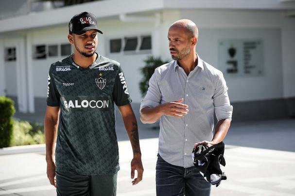 Imagens da apresentao de Jair no Atltico