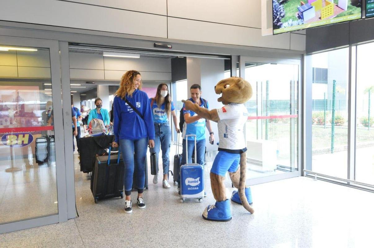 Minas desembarca no aeroporto de Confins, em BH, neste sbado (30), aps o tri da Superliga Feminina