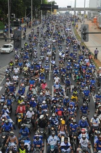 Depois de vencer o Vitria por 3 a 1 no Barrado, em Salvador, na noite de 13 de novembro de 2013, e confirmar o tricampeonato brasileiro, o Cruzeiro desembarcou em Confins numa quinta-feira e foi recebido por milhares de pessoas nas ruas de Belo Horizonte. O elenco desfilou em carro pela Avenida Antnio Carlos, pela Avenida Afonso Pena, no Centro, e foi em direo  sede do Barro Preto. Esta, sem dvida, foi a festa que envolveu o maior nmero de pessoas na capital mineira.