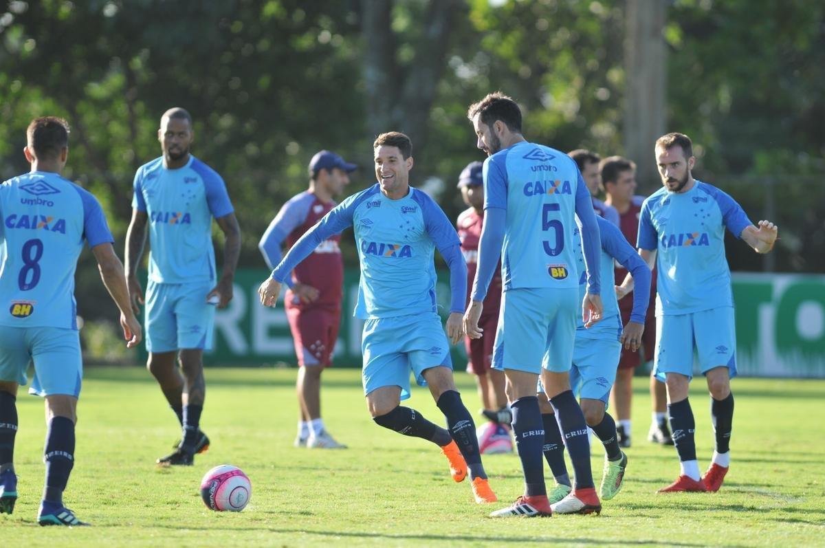 Jogadores do Cruzeiro durante treino desta sexta-feira na Toca da Raposa II