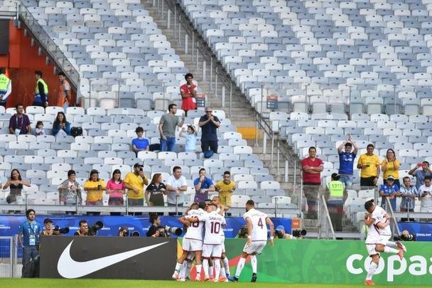 Imagens da partida entre Bolvia e Venezuela