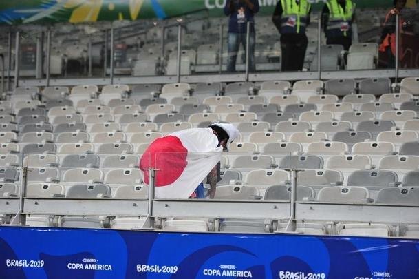 Depois do empate entre Japo e Equador, por 1 a 1, pela Copa Amrica, um torcedor japons deu um bom exemplo aos brasileiros. Com pacincia, ele recolheu lixo em vrios pontos do setor em que se encontrava no Mineiro. Na Copa de 2014, no Brasil, os nipnicos j haviam mostrado civilidade ao mundo ao limpar arquibancadas e vestirios dos estdios.
