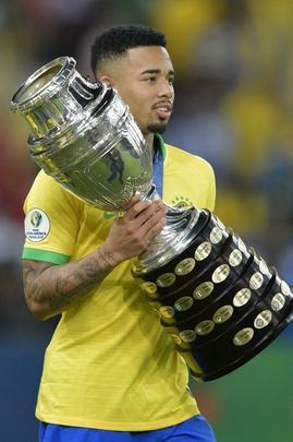 Seleção Brasileira derrota Peru por 3 a 1, conquista Copa América e ergue a taça no Maracanã; veja as fotos da festa do Brasil
