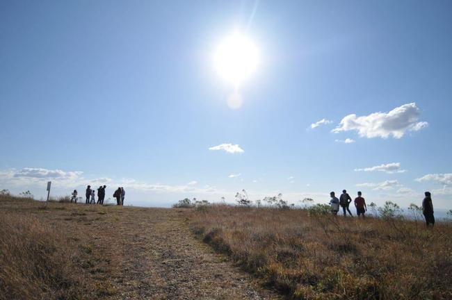 Foto do Mirante do Jatob, em Brumadinho, local onde o volante Henrique, do Cruzeiro, sofreu acidente de carro na sexta-feira (26/6). Veculo do jogador, um Land Rover, percorreu essa trilha logo depois de deixar a estrada de asfalto e caiu em penhasco por cerca de 200 metros. (Alexandre Guzanshe / EM DA PRESS)