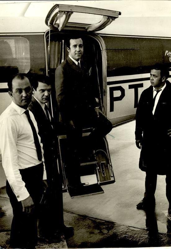 29/01/1970 - Embarque de Tosto, do Cruzeiro, para Houston, nos Estados Unidos, onde faria exames no olho esquerdo s vsperas da Copa do Mundo do Mxico. Craque celeste seria atendido pelo mdico Roberto Abdalla Moura, mineiro de Araguari, que atendia no Hospital Metodista de Houston.