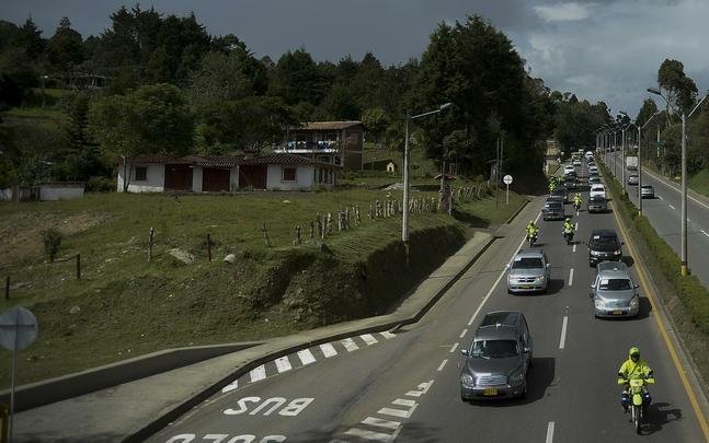 Corpos das vítimas da queda do voo da Chapecoense deixaram base aérea de Medellín, na Colômbia, rumo a Chapecó, onde será realizado velório coletivo neste sábado na Arena Condá, estádio do clube