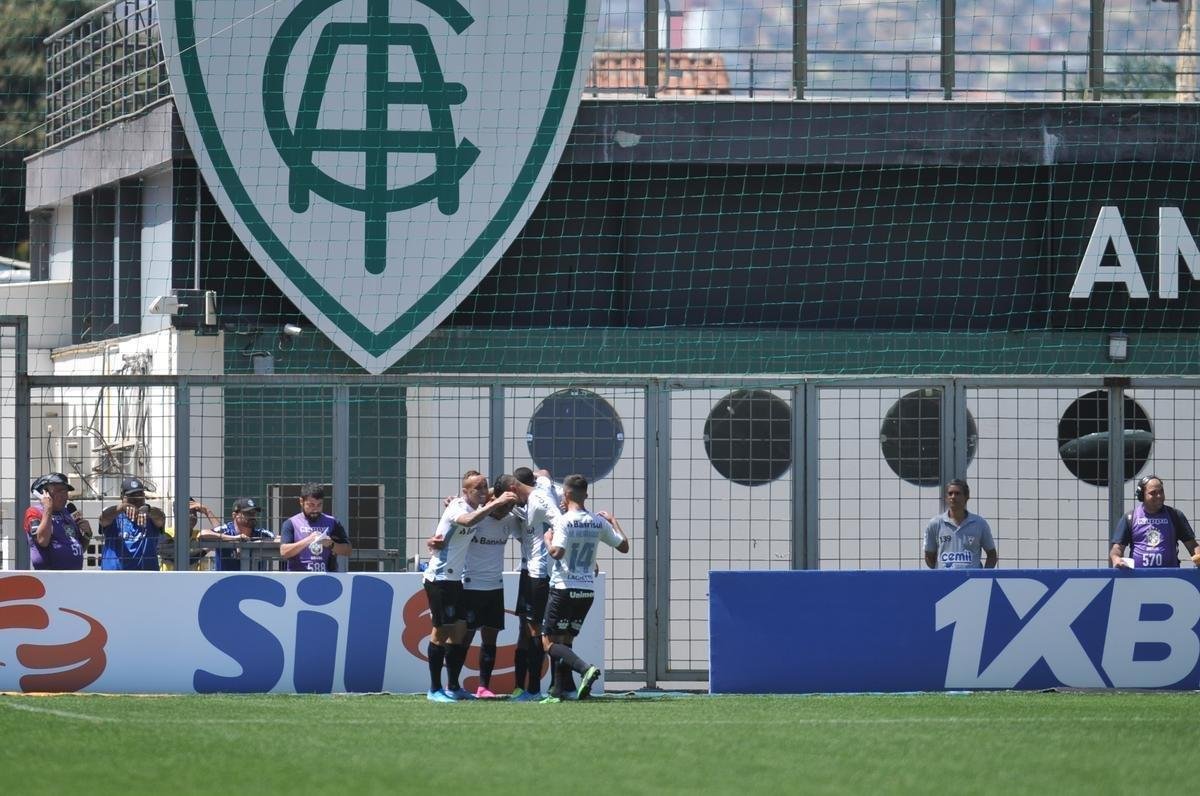 Lances da partida entre Cruzeiro e Grmio, no Independncia, pela 18 rodada do Campeonato Brasileiro