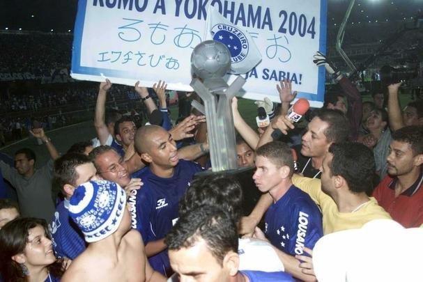 Em junho de 2003, o Cruzeiro deu o segundo passo para alcanar a indita Trplice Coroa. No dia 11 daquele ms, no Mineiro, o time dirigido por Vanderlei Luxemburgo conquistou a Copa do Brasil ao derrotar o Flamengo por 3 a 1. Os gols foram de Deivid, Aristizbal e Luiso. Alex no marcou, mas voltou a dar show em campo, assim como j havia feito no empate por 1 a 1 no duelo de ida, no Maracan, quando fez gol de letra. Aquele foi o quarto ttulo celeste no torneio de mata-matas e deu ainda mais confiana ao elenco para tambm faturar o Brasileiro no segundo semestre de 2003.