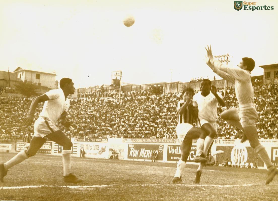 02/12/1963. Lance do jogo entre Atlético e Cruzeiro, realizado no estádio Independência. O jogo terminou empatado em 1 a 1