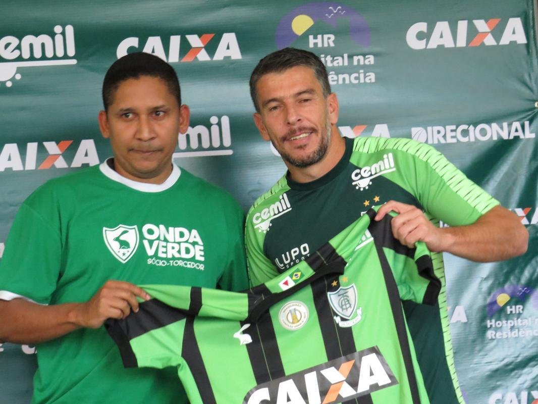 Fotos da apresentao do volante Leandro Donizete e do zagueiro Ricardo Silva (Matheus Adler/Superesportes)